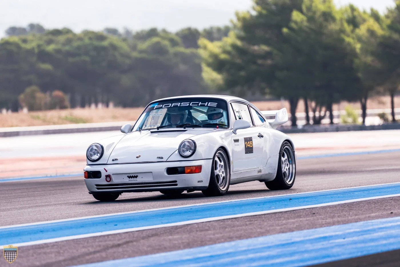 Weißer Porsche 964 Cup auf der Rennstrecke